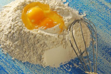 Pişirme için-malzemeler un, tahta kaşık, oklava, yumurta. Üstten Görünüm, kopya alanı.