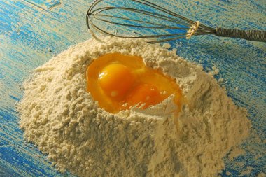 Pişirme için-malzemeler un, tahta kaşık, oklava, yumurta. Üstten Görünüm, kopya alanı.