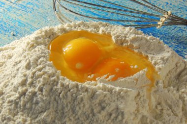 Pişirme için-malzemeler un, tahta kaşık, oklava, yumurta. Üstten Görünüm, kopya alanı.