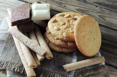 Ahşap üzerine çift çikolatalı kurabiye. kurabiye ve tatlı tüpler