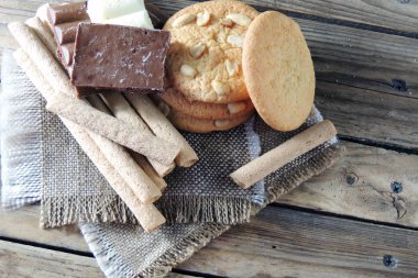 Ahşap üzerine çift çikolatalı kurabiye. kurabiye ve tatlı tüpler