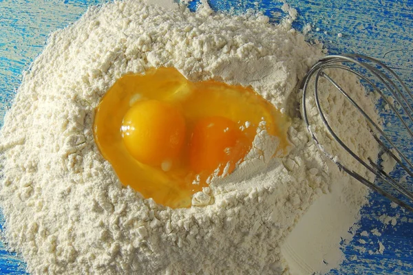 Pişirme için-malzemeler un, tahta kaşık, oklava, yumurta. Üstten Görünüm, kopya alanı.