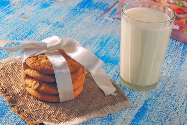 Vidro Leite Com Biscoitos Caseiros Fundo Amarelo Azul — Fotografia de Stock