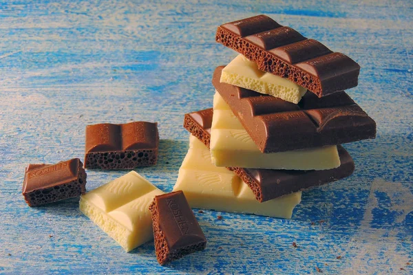 Beyaz Siyah Mavi Bir Arka Plan Üzerinde Çikolata — Stok fotoğraf