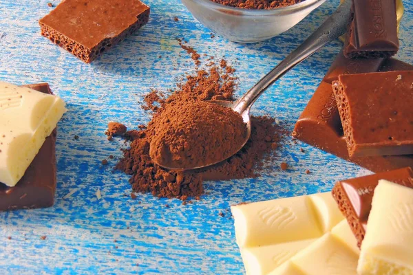 Çikolata Bar Parçaları Gri Arka Plan Üzerine Kakao Tozu — Stok fotoğraf