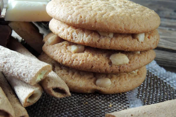 Double Chocolate Chip Cookies Auf Holz Kekse Und Süße Tuben — Stockfoto