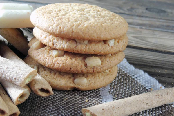 Ahşap üzerine çift çikolatalı kurabiye. kurabiye ve tatlı tüpler