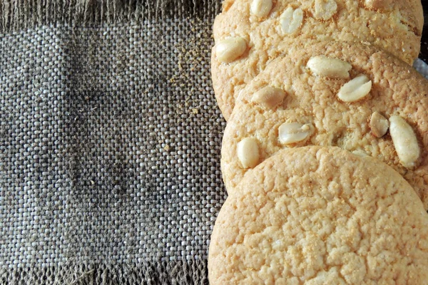 木上二重チョコレート チップ クッキー クッキーと甘いチューブ — ストック写真