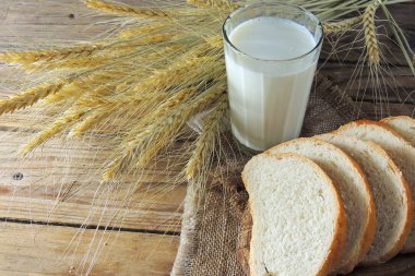 Beyaz ekmek ve süt keten doku sürahi