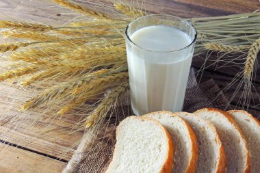 Beyaz ekmek ve süt keten doku sürahi