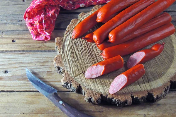 Salchichas Caza Con Verduras Salsa Una Tabla Cortar Sobre Fondo —  Fotos de Stock