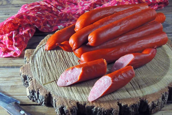 Salchichas Caza Con Verduras Salsa Una Tabla Cortar Sobre Fondo —  Fotos de Stock