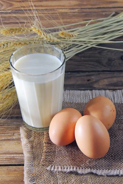 Eko Farma Mléko Zakysaná Smetana Jogurt Vejce Tmavé Dřevěné Pozadí — Stock fotografie