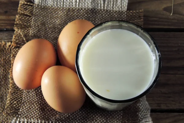 生态农场产品牛奶 鸡蛋上深色木制背景 自制天然食品的概念 — 图库照片
