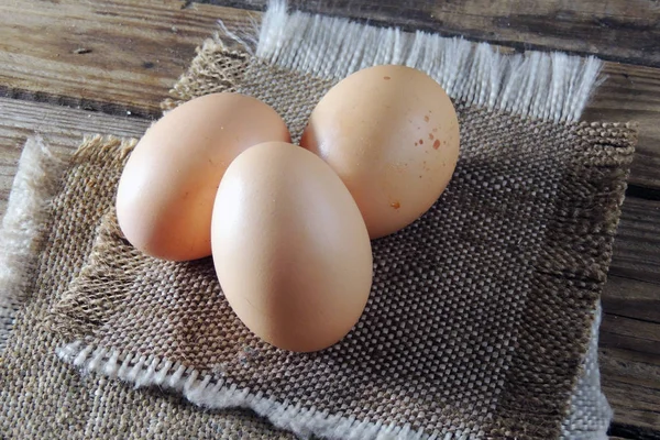 Környezetbarát Mezőgazdasági Termékek Tej Tejföl Joghurt Tojás Sötét Fából Készült — Stock Fotó