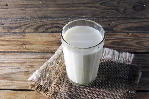 ミルクのガラス 牛乳を注ぐ 牛乳をクローズ アップ — ストック写真