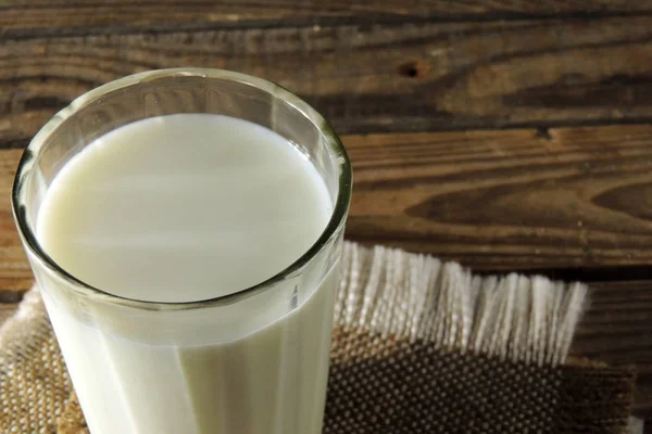 Ett Glas Mjölk Hälla Mjölk Komjölk Närbild — Stockfoto