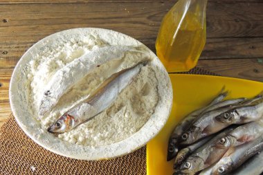 Dondurulmuş ve taze yakaladı capelin bir plaka üzerinde