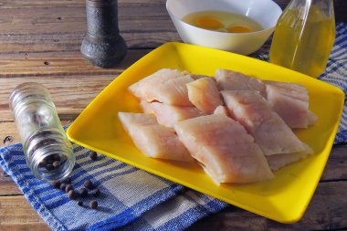 Pollock çiğ balık ve diğer maddeler dilimlenmiş