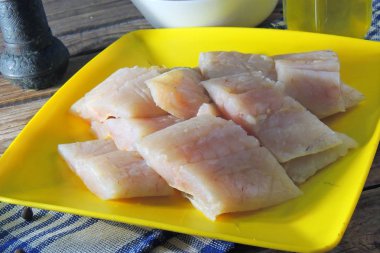 Pollock çiğ balık ve diğer maddeler dilimlenmiş