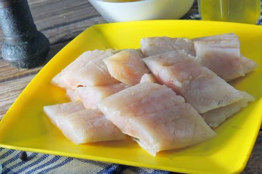 Pollock çiğ balık ve diğer maddeler dilimlenmiş