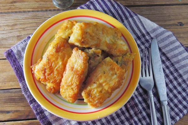 Pesce Fritto Servito Con Patatine Fritte Verdure Miste — Foto Stock