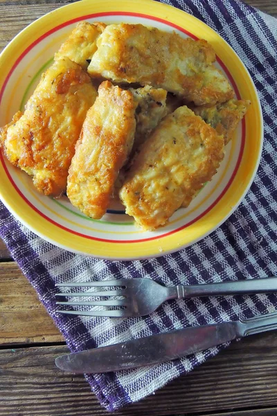 煎鱼配法式炸薯条和混合蔬菜 — 图库照片