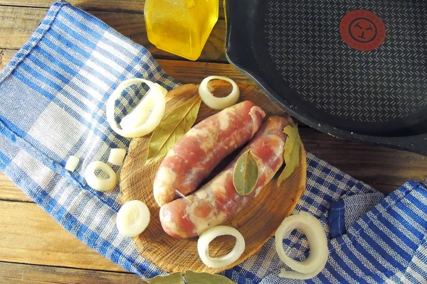Ev yapımı sosis. Ham ev yapımı sosis pişirme için hazır ahşap bir masa üzerinde bir halka. Festival çanak. Üstten Görünüm