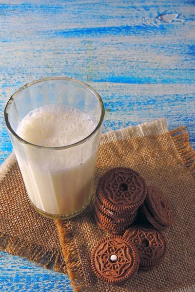 Glas Milch mit hausgemachten Keksen — Stockfoto