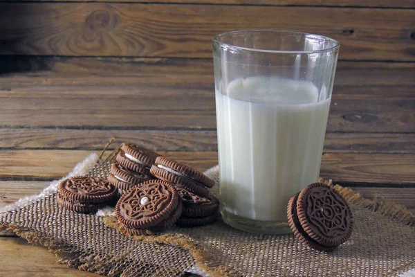Glas Milch mit hausgemachten Keksen — Stockfoto