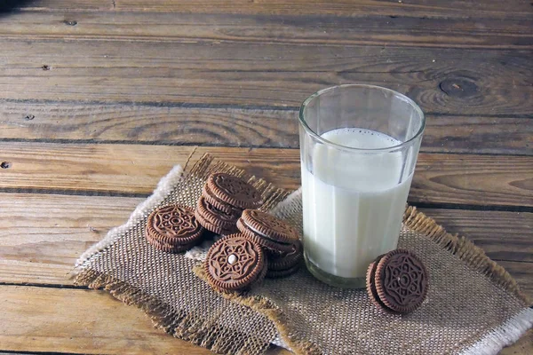 Glas Milch mit hausgemachten Keksen — Stockfoto