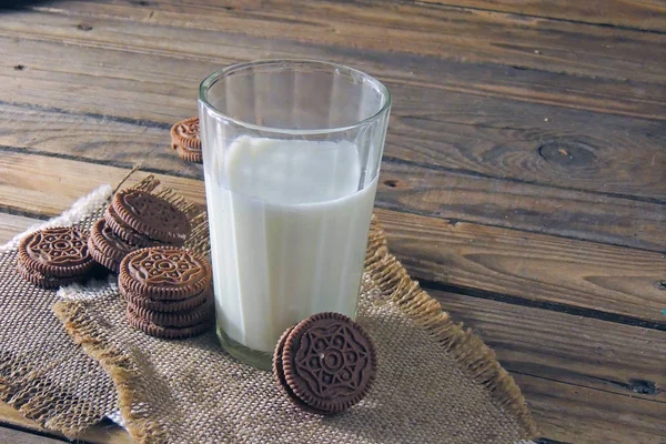 Glas Milch mit hausgemachten Keksen — Stockfoto