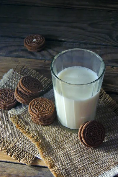 Glas Milch mit hausgemachten Keksen — Stockfoto