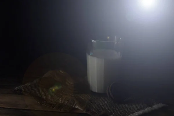 Склянка молока з домашнім печивом — стокове фото
