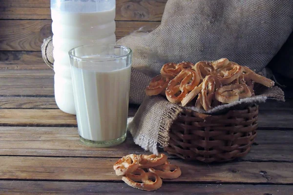 Bir bardak süt ile ev yapımı kurabiye — Stok fotoğraf