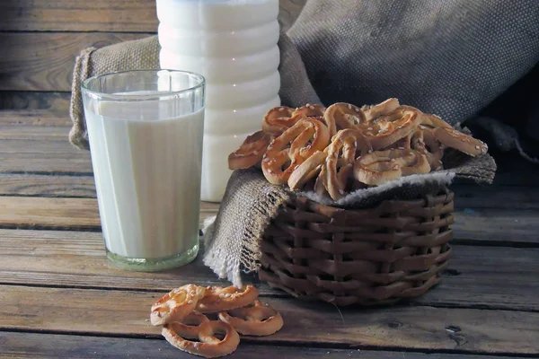 Szklankę mleka z domowymi ciasteczkami — Zdjęcie stockowe