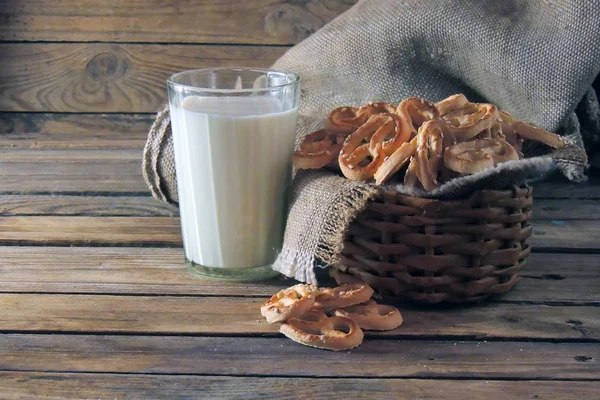 Copo de leite com cookies caseiros — Fotografia de Stock