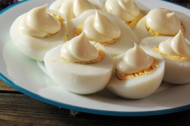 sos ile haşlanmış yumurta