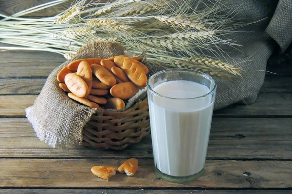 Bir bardak süt ile ev yapımı kurabiye — Stok fotoğraf