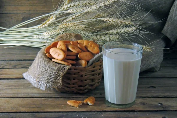Bir bardak süt ile ev yapımı kurabiye — Stok fotoğraf