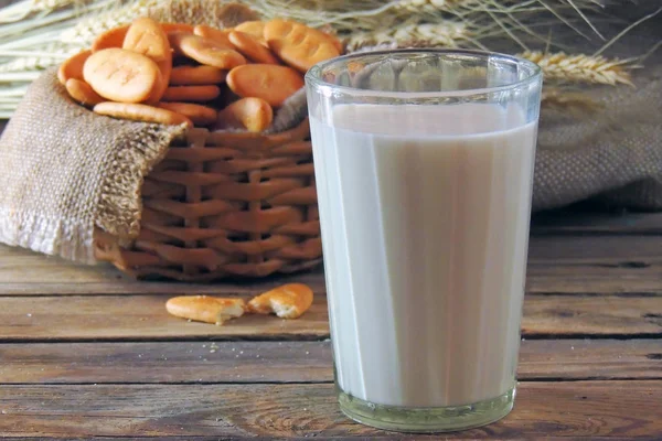 Glas melk met zelfgemaakte koekjes — Stockfoto