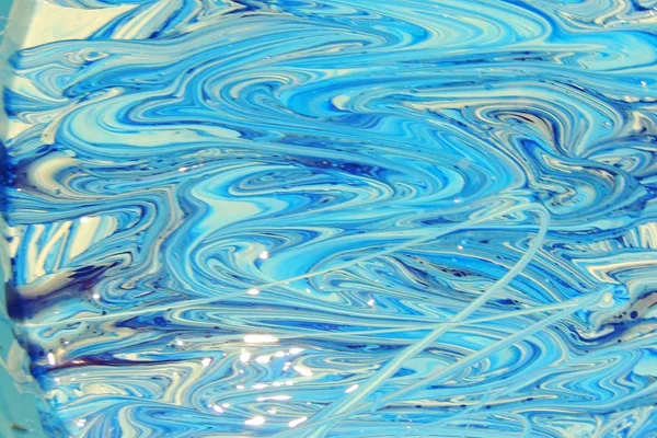 抽象海洋-艺术。自然奢华。风格融合了大理石的漩涡或玛瑙的波纹。非常漂亮的蓝色油漆与黄金粉的添加 — 图库照片