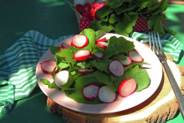 Arugula, Turp ve Domatesli Diyet Salatası