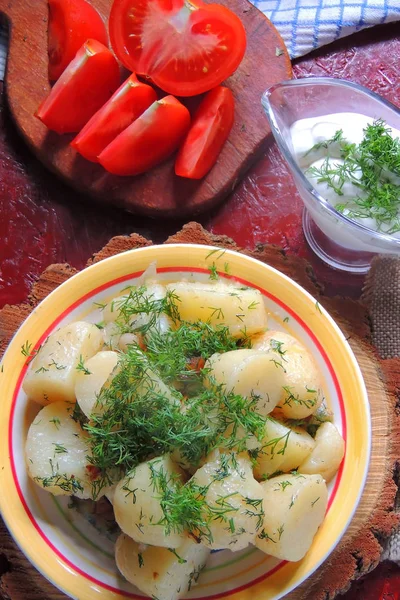 Patatas de bebé hervidas con eneldo —  Fotos de Stock