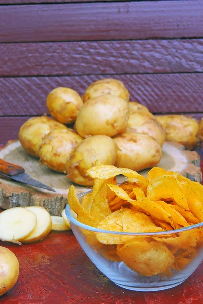 Chips, Sauce und Kartoffeln — Stockfoto