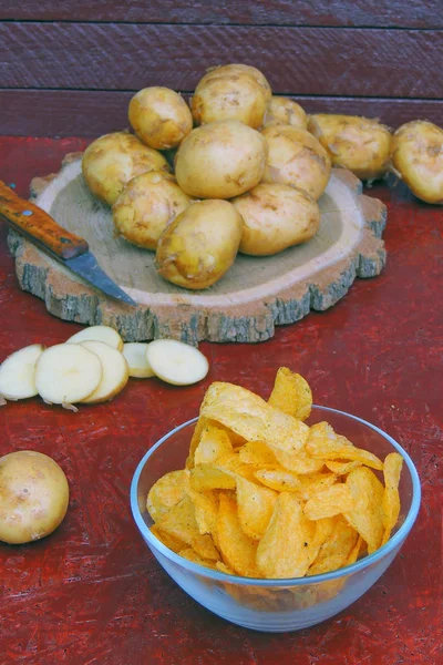 Чипсы, соус и картошка — стоковое фото