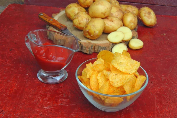 Chips, Sauce und Kartoffeln — Stockfoto