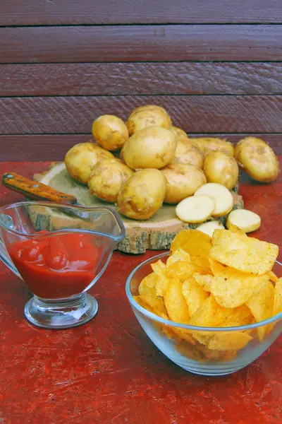 Chips, Sauce und Kartoffeln — Stockfoto