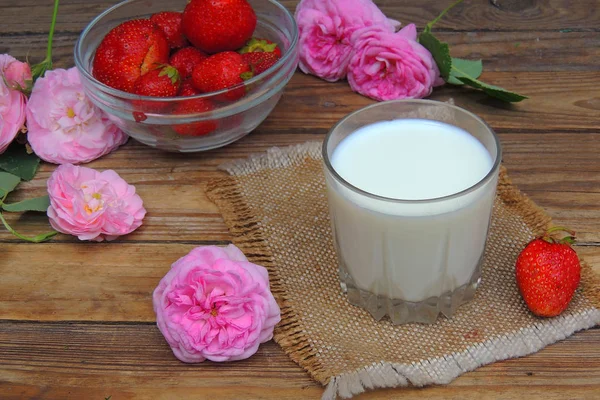 Milch und Erdbeere — Stockfoto