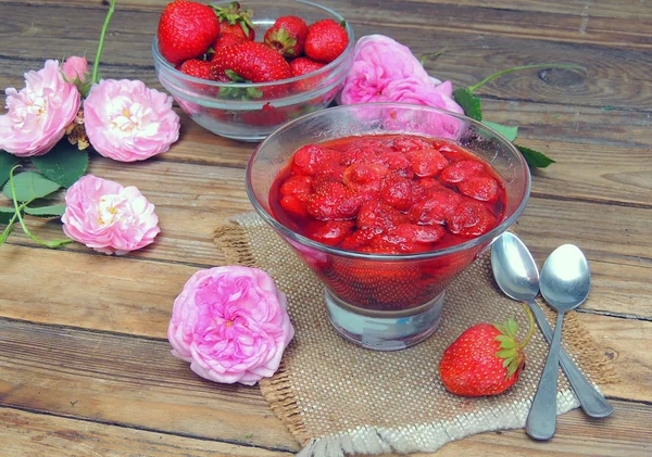 Erdbeere und Erdbeermarmelade — Stockfoto